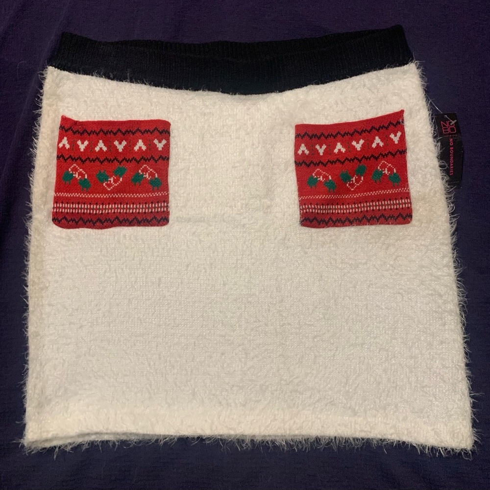 No Boundaries White Mini Skirt with Red Patterned Pockets size L (11-13).